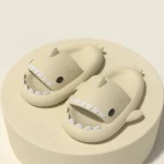 Scivoli originali a forma di squalo color crema per adulti