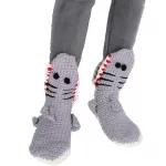 Chaussettes grises en tricot à motif de requin