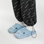 Pantofole di peluche con squalo blu Haze per adulti