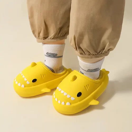 Pantofole a forma di squalo giallo per bambini